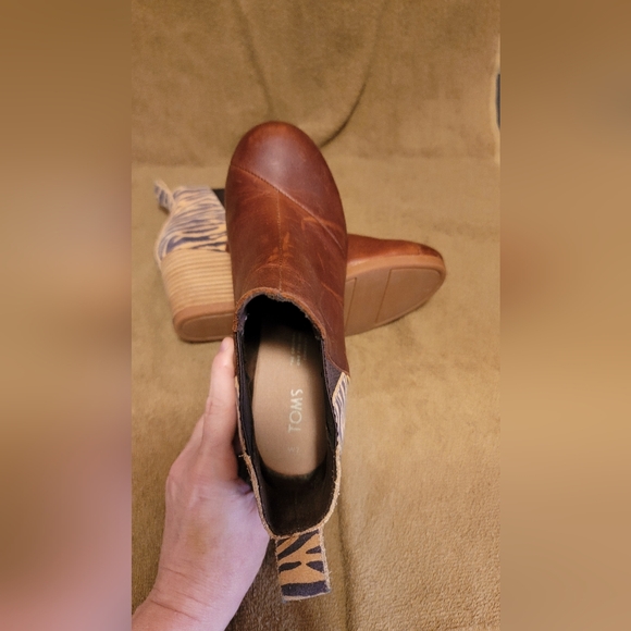 TOMS Kelsey Wedge Bootie SZ 7 Brown/Zebra Stripe Leather Round‎ Toe Pull On - Picture 4 of 11